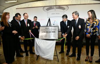 El acto de descubrimiento de placa se realizó en el edificio de Producción de Itaipu, en Hernandarias.