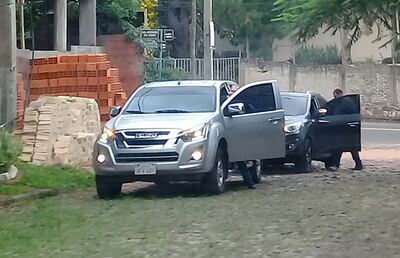 Ambos hombres suben al vehículo luego de la entrega.