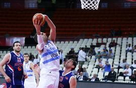 guiterrez-de-la-seleccion-argentina-salta-para-anotar-un-punto-ante-la-marca-de-jugadores-paraguayos-en-el-premundial-de-basquetbol-154749000000-595067.jpg