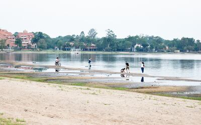 El lago Ypacaraí tiene actualmente apenas dos metros de profundidad máxima en toda su extensión y está colmado de sedimentos.