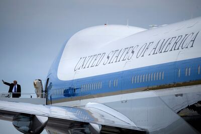 El presidente estadounidense Donald Trump abordando el avión presidencial Air Force One.