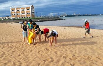 el-grupo-de-voluntarios-en-plena-tarea-de-limpieza-de-la-playa-san-jose-de-encarnacion--192909000000-1794722.jpg