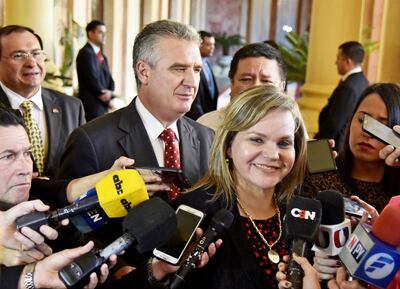 Enrique Bacchetta y Lilian Samaniego (c) fueron voceros de la reunión de la bancada oficialista en Palacio.