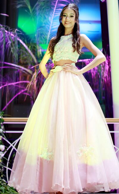 La quinceañera Luanna Camile Da Silveira Medina optó por un vestido confeccionado por Benilda Mongelós alta costura.