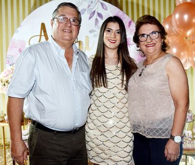 Adriana González Altamirano celebró sus 30 años rodeada de sus padres Daniel González y Graciela Altamirano.