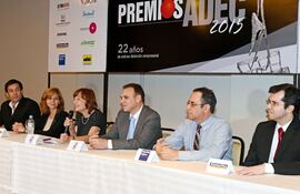la-titular-de-adec-carmen-cosp-rodeada-de-los-auspiciantes-de-los-premios-da-a-conocer-los-nombres-de-los-galardonados--213542000000-1415329.jpg