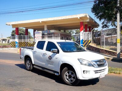 El móvil de la Fiscalía sale las oficinas de Petropar, por la tarde, luego de recorrer durante horas diversos sectores de la petrolera estatal.
