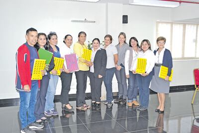 La instructora con docentes que asisten al curso.