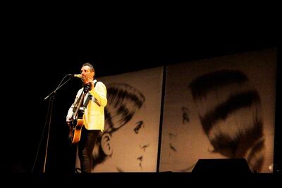 Jorge Drexler en un momento del concierto que ofreció en el teatro Gran Rex, en el que las luces y las imágenes jugaban un papel importante.