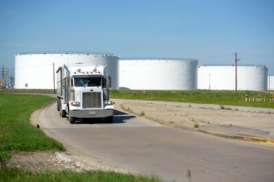 Un camión pasa junto a una instalación de almacenaje de combustible en una refinería de petróleo en Houston, Texas (EE.UU.).