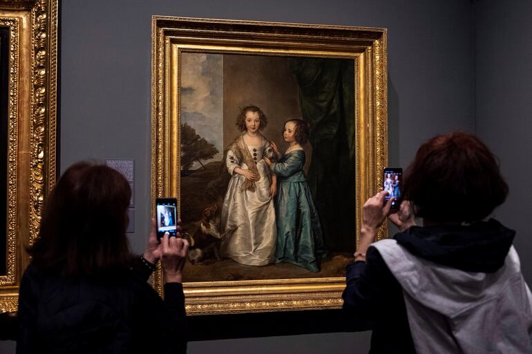 Un óleo de Anthonis van Dyck es fotografiado por los asistentes a la exposición en la capital de Hungría.