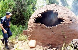 un-efectivo-policial-destruye-uno-de-los-hornos-encontrados-en-la-comunidad-indigena--211947000000-1800439.jpg