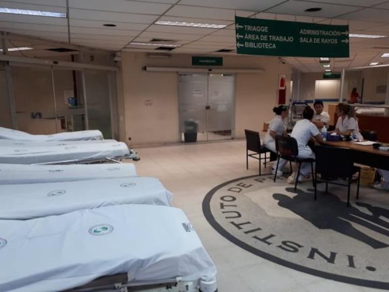 Los pasillos de Urgencias del IPS están despejados de pacientes.