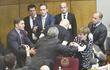Enrique Riera intenta golpear a Paraguayo Cubas, pero en su lugar, lo hace a la senadora Desirée Masi. Otros legisladores también recibieron golpes y empujones en medio del desorden.