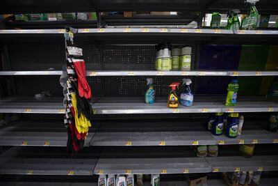 Un local de Walmart en Los Ángeles tiene góndolas vacías debido a que mucha gente compró provisiones ante un posible brote de coronavirus.