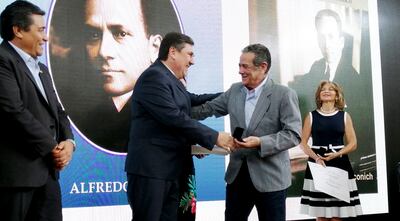 Alfaro recibe su distinción de la mano del senador Blas Llano, presidente del Congreso. También fueron homenajeados los escritores Julia Velilla y Alfredo Viola, además del artista Félix Toranzos.
