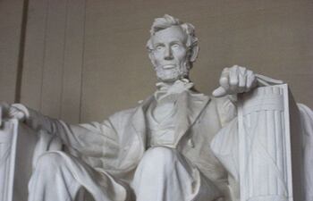imponente-estatua-en-el-lincoln-memorial-de-washington-dc-siendo-un-atractivo-turistico-para-todo-el-mundo--205210000000-487686.jpg