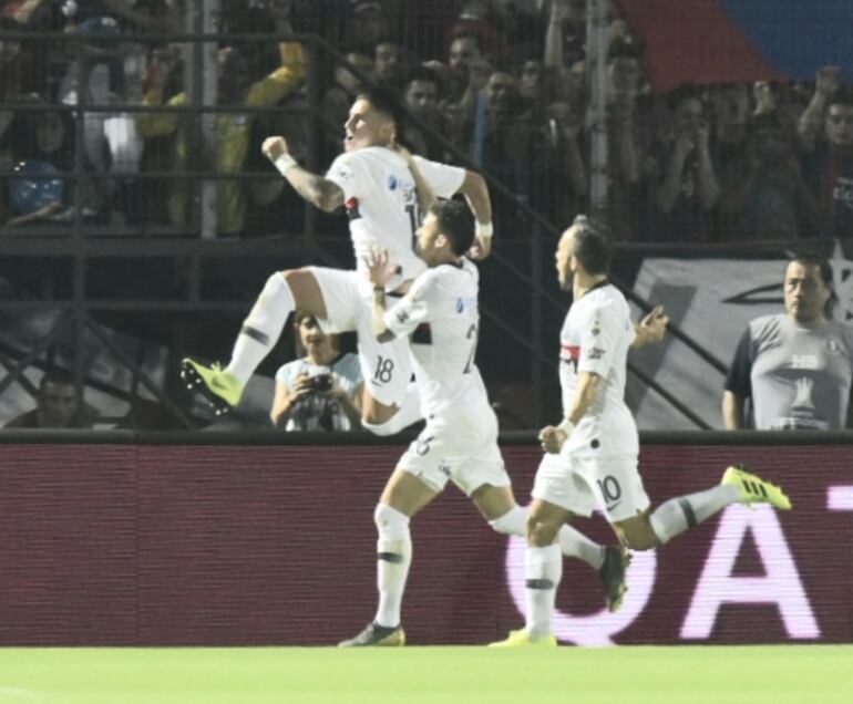 Adam Bareiro marcó en la Nueva Olla para el 1-0 parcial de San Lorenzo de Almagro sobre Cerro Porteño.