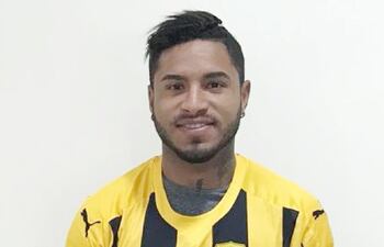 el-futbolista-gino-guerrero-lara-con-la-camiseta-del-club-guarani-al-que-llego-semanas-atras-como-refuerzo--204555000000-1670748.jpg