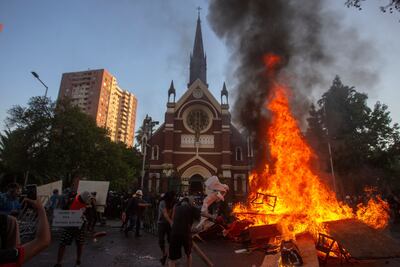 Manifestantes quemaron la iglesia de la Policía chilena.