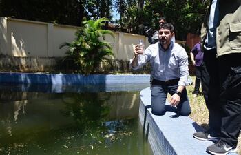 Intervinieron una casa abandonada en busca de criaderos de mosquitos.
