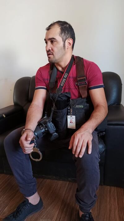 El reportero gráfico, Gustavo Galeano, fue liberado por orden de la fiscala de turno. Los militares lo esposaron, y según su denuncia también lo golpearon.