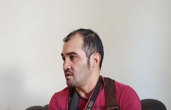 El reportero gráfico, Gustavo Galeano, fue liberado por orden de la fiscala de turno. Los militares lo esposaron, y según su denuncia también lo golpearon.