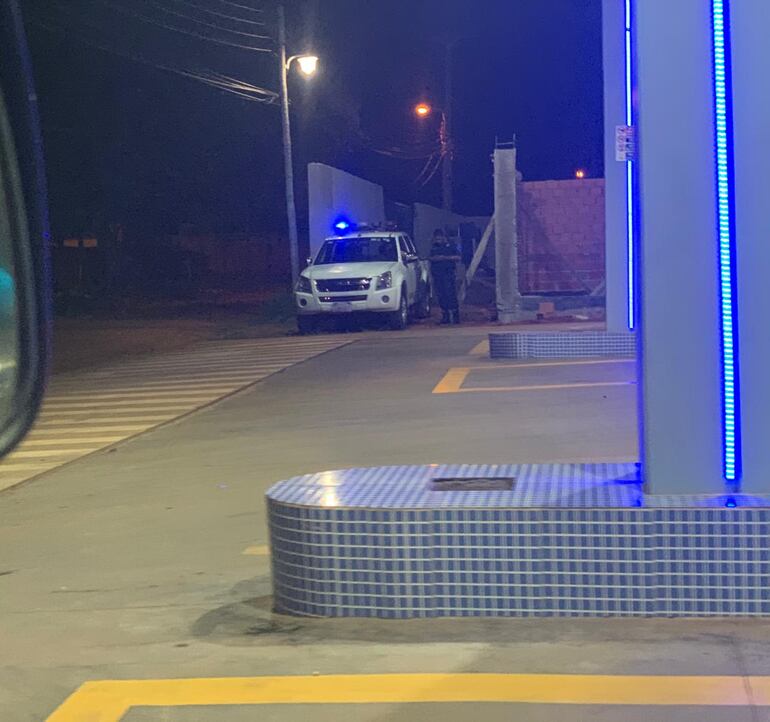 Una patrullera y un agente policial de la comisaría 31ª de Reducto realizando guardia privada en un surtidor, según la denuncia.