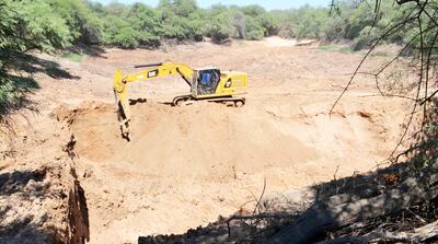 De esta manera se desarrollan los trabajos para profundizar un tajamar en Filadelfia, aprovechando la ausencia de lluvias en esta época.