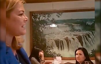 Ester Roa escracha a la senadora Bajac, quien observa sentada.