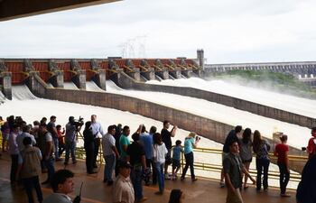 vertedero-de-la-represa-hidroelectrica-paraguayo-brasilena-de-itaipu-foto-de-archivo-11636000000-1433668.jpg