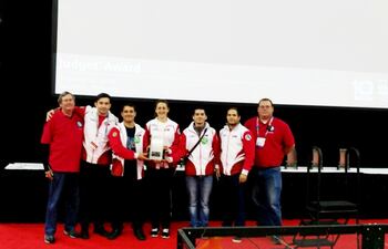 los-estudiantes-de-ucsa-posan-con-su-premio-en-la-categoria-judges-award-en-la-competencia-mundial-de-robotica-que-se-llevo-a-cabo-en-ee-uu--211725000000-1578149.jpg