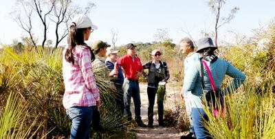 Funcionarios del Mades y de la UNA conversan luego de efectuar un recorrido por el Parque Nacional Cerro Corá. Anunciaron un plan de acción para el manejo de amenazas.