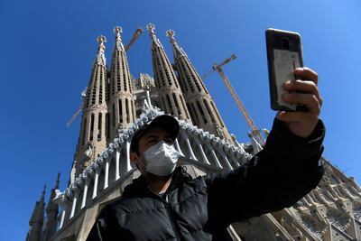 Una turista se saca una selfie frente a la Sagrada Familia, en Barcelona.