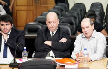 El acusado Carlos Federico León Ocampos (d) junto a dos de sus abogados, Leonardo Garófalo y Nicolás León.