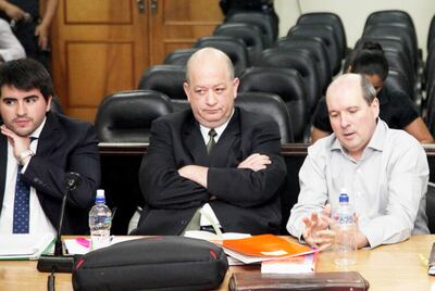 El acusado Carlos Federico León Ocampos (d) junto a dos de sus abogados, Leonardo Garófalo y Nicolás León.