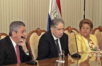los-ministros-de-la-justicia-electoral-jaime-bestard-anr-alberto-ramirez-plra-y-maria-elena-wapenka--205457000000-1155041.jpg