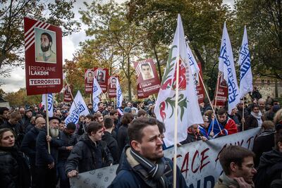 Miembros del grupo de extrema derecha  Generation Identitaire (GI) muestran posters con los rostros de terroristas que perpetraron ataques en Francia.