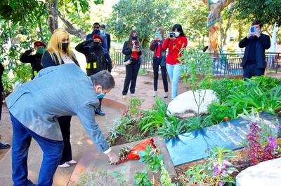 Momento de la ofrenda floral a cargo de las autoridades municipales ante el monumento donde posan los restos del poeta guaireño Manuel Ortiz Guerrero.