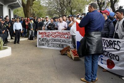 Casi 1.000 productores de tomate estuvieron ayer frente a la Armada Nacional para exigir una lucha anticon- trabando.