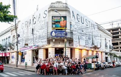 El enorme cartel de “Gracias Agustín” y el homenaje de sus alumnos, exalumnos y docentes llenó de alegría al director, actor y dramaturgo Agustín Núñez.