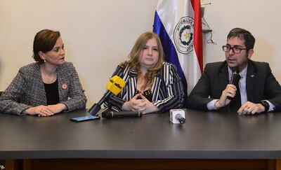 Susy Riquelme (izq.), Liliana Alcaraz y Marcelo Pecci ofrecen una rueda de prensa en Mburuvicha Róga tras la declaración de Abdo.