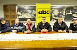 convencionales-colorados-del-departamento-central-liderados-por-el-abogado-jorge-miranda-del-rio-con-carpeta-roja-visitaron-la-redaccion-de-abc-co-205723000000-1718744.jpg