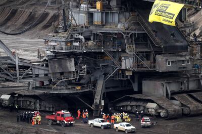Oficiales de Policía reaccionan mientras activistas ambientales de Greenpeace  ocupan una excavadora de rueda de cangilones en una mina de Garzweiler, en Juechen, Alemania.