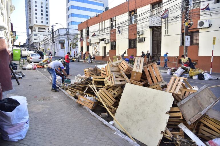 Manifestantes levantan protesta frente al Indert tras lograr compromiso.