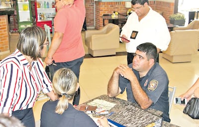 El suboficial Víctor González, otro de los condenados, en un momento del operativo encubierto realizado por los fiscales Luis Piñánez y Josefina Aghemo.