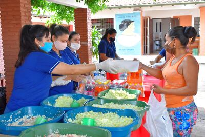 Los profesores ofrecieron un   almuerzo a sus alumnos en conmemoración de su día.