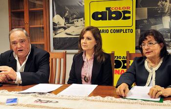 ricardo-chiola-myriam-duria-y-maria-eva-gonzalez-en-la-redaccion-de-abc-color--202113000000-1838424.jpg