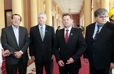 Agustín Conrad, Gustav Sawatzky, Eugenio Scholler y Wilfrido Hempel, cooperativistas, tras reunión en Palacio de Gobierno.
