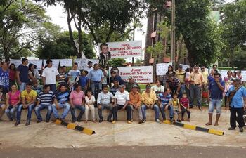 manifestantes-repudiaron-al-juez-samuel-silvero-por-supuesta-persecucion-a-personas-humildes-y-pidieron-su-destitucion--203206000000-1557538.jpg